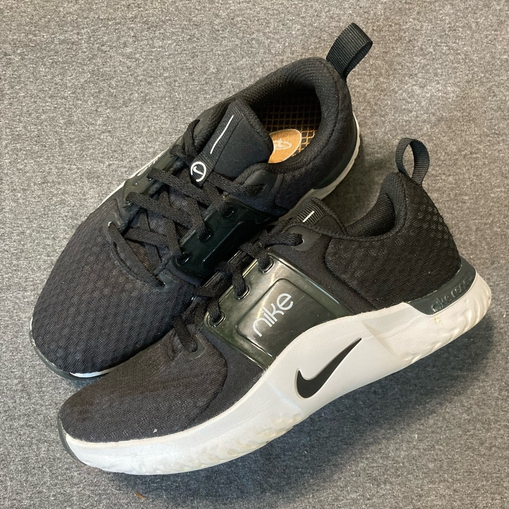 Women’s Nike Renews size 7.5